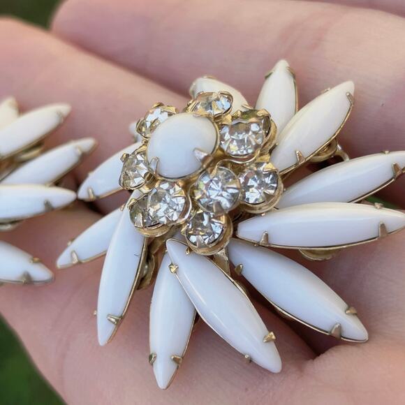 VTG Signed Judy Lee Milk Glass Rhinestone 1950s Clip On Earrings Evening Jewelry - Picture 12 of 13